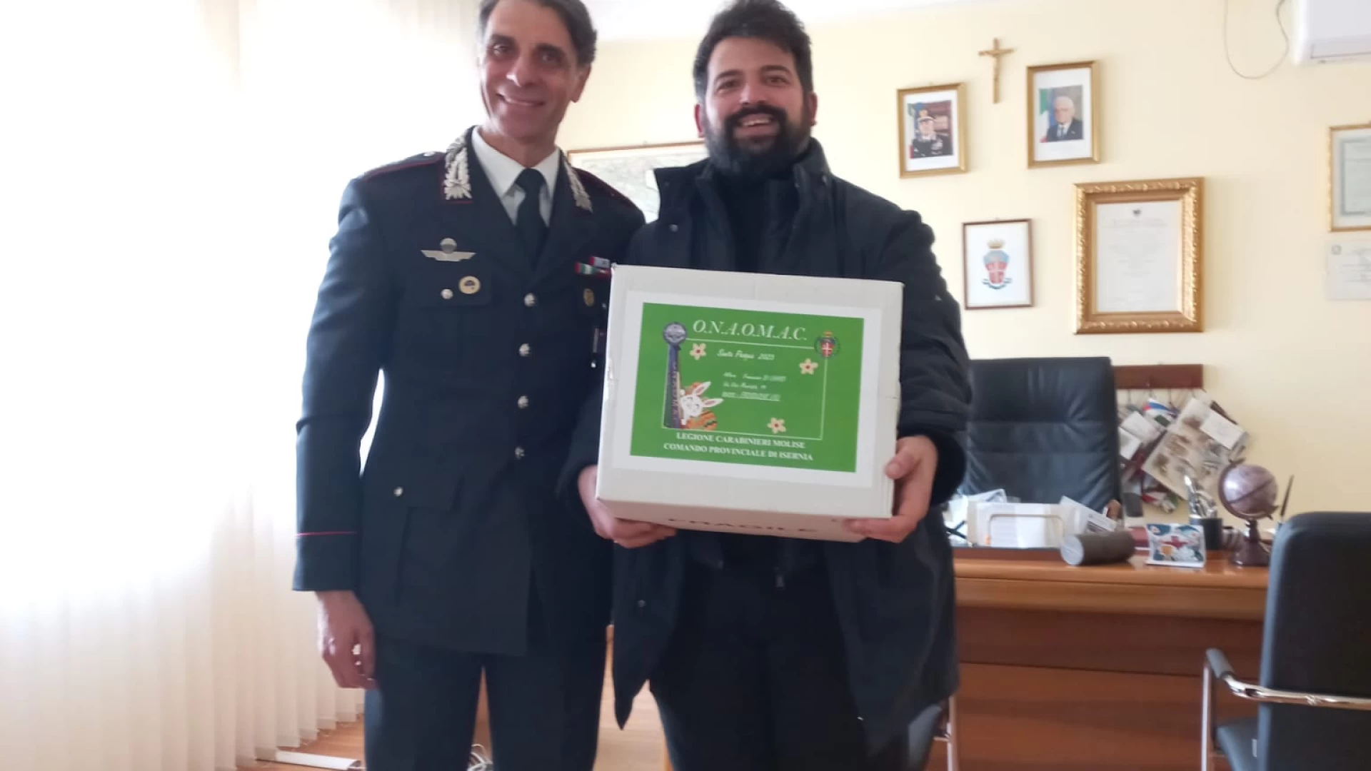 LO.N.A.O.M.A.C. per Pasqua dona un pacco alle famiglie dei Carabinieri vittime del dovere.